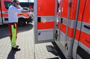 Polizei Rheinisch-Bergischer Kreis: POL-RBK: Kürten - Notfallsanitäter verletzt - Motorradfahrer flüchtet