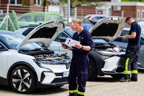 Rettungsarbeiten an Hochvolt-Fahrzeugen - Feuerwehren machen sich in Wiesmoor fit für den Einsatz mit E-Autos