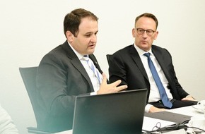 Landesanstalt für Medien NRW: Mit KI gegen Antisemitismus und Hassrede im Internet / Medienminister Nathanael Liminski besucht das Aufsichtsteam der Landesanstalt für Medien NRW