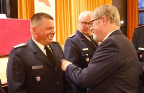 FW-Stormarn: Jahreshauptversammlung: Clemens Tismer mit dem deutschen Feuerwehr-Ehrenkreuz in Gold ausgezeichnet