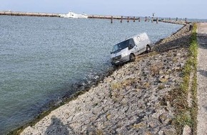 Polizeiinspektion Wilhelmshaven/Friesland: POL-WHV: Das ungesicherte Abstellen eines Fahrzeuges sorgte für einen Einsatz - Pkw rollte - fast - ins Hafenbecken und blieb an der Hafenkante stehen