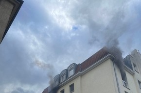 Feuerwehr Dresden: FW Dresden: Feuerwehr rettet fünf Menschen und einen Hund bei ausgedehntem Küchenbrand