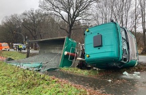 Kreisfeuerwehrverband Pinneberg: FW-PI: Groß Offenseth-Aspern: LKW kippt in den Graben / Unfall endet glimpflich