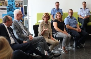 Polizeipräsidium Trier: POL-PPTR: Ministerpräsidentin Malu Dreyer besucht in Begleitung von Oberbürgermeister Wolfram Leibe das Polizeipräsidium Trier