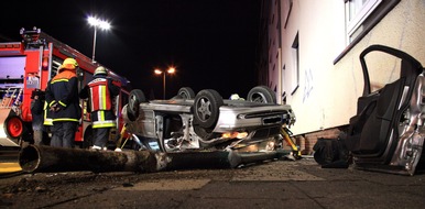 Feuerwehr Essen: FW-E: Verkehrsunfall in Essen-Frohnhausen, Mercedes Kombi liegt auf Dach, Fahrerin eingeschlossen