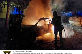 Feuerwehr München: FW-M: Pkw brennt komplett aus (Sendling)