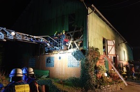 Kreisfeuerwehrverband Rendsburg-Eckernförde: FW-RD: Feuer in der Werkstatt auf einem Bauernhof in Steenfeld-Liesbüttel (Kreis Rendsburg-Eckernförde)