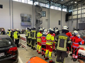 FW-EN: Wetter - Feuerwehr Wetter (Ruhr) führt realistische Übungen am Institut der Feuerwehr durch