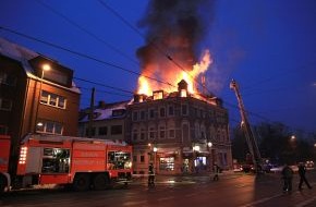 Feuerwehr Essen: FW-E: Ausgedehnter Dachstuhlbrand in Mehrfamilienhaus, Haus nicht mehr bewohnbar und einsturzgefährdet