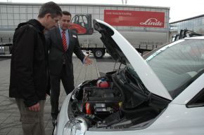 Philipp Rösler besucht Linde MH auf der Hannover Messe / Die Experten für Elektromobilität begeistern mit vielfältigen Möglichkeiten (BILD)
