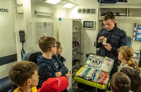 Feuerwehr der Stadt Arnsberg: FW-AR: RETTUNGSWAGEN BESUCHT DIE KINDERFEUERWEHR BRUCHHAUSEN/NIEDEREIMER