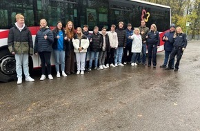 Polizei Paderborn: POL-PB: Sicherer Schulweg mit dem Bus: Polizei Paderborn und Verkehrsbetrieb schulen Busbegleiter