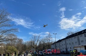 Feuerwehr Gelsenkirchen: FW-GE: Verpuffung in Mehrfamilienhaus in Gelsenkirchen Scholven - eine schwerverletzte Frau muss mit Rettungshubschrauber in Bochumer Spezialklinik geflogen werden.