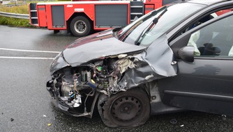 Kreispolizeibehörde Herford: POL-HF: Zwei Schwerverletzte und ein Leichtverletzter - Frontalzusammenstoß auf Osnabrücker Straße