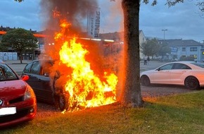 Feuerwehr Bremerhaven: FW Bremerhaven: Motorraum in Vollbrand