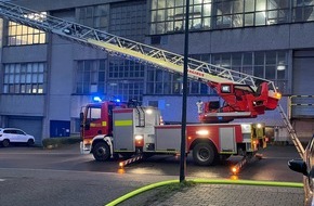 Feuerwehr Heiligenhaus: FW-Heiligenhaus: Einsatzstelle mit Bedrohungslage - Feuerwehr löscht Zimmerbrand