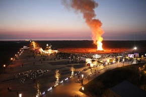 Lichtkunst und Biikebrennen: St. Peter-Ording startet mit zwei Veranstaltungen ins Jahr 2026