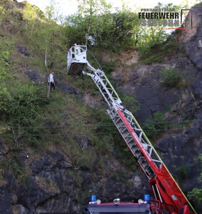 FW-MK: Hund aus Steinwand gerettet