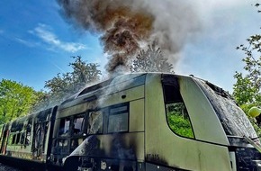 Polizei Mettmann: POL-ME: Brennende S-Bahn: Großeinsatz von Feuerwehr und Polizei - Erkrath - 2404112