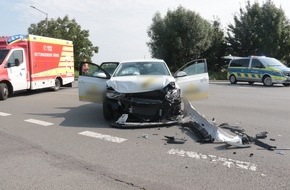 Kreispolizeibehörde Herford: POL-HF: Verkehrsunfall im Einmündungsbereich - Drei Personen verletzt