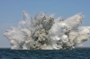 Deutsche Marine - Bilder der Woche: Deutsche Minentaucher sprengen Weltkriegsmunition vor Estland