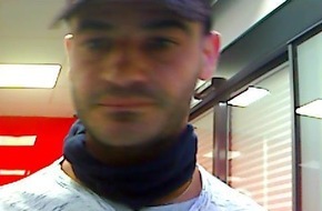 Polizei Bonn: POL-BN: Foto-Fahndung: Unbekannter hob Geld mit gestohlenen Karten ab - Wer kennt diesen Mann?
