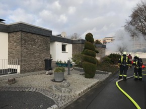 FW-NE: Kellerbrand in Einfamilienhaus - Gleichzeitige Brandmeldealarmierung in einem Gewerbebetrieb