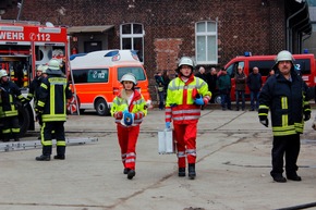 FW-AR: Schwerer Verkehrsunfall mit unklarer Lage - Basislöschzug 6 bei Jahresübung durch komplexes Szenario gefordert