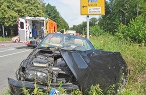 Polizei Mettmann: POL-ME: Schwerer Abbiegeunfall mit drei Verletzten - Ratingen - 2108070