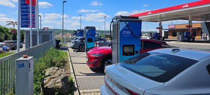 ADAC Hessen-Thüringen e.V.: Beim Laden im Regen stehengelassen / ADAC Test zeigt, durchwachsenes Bild der Ladeinfrastruktur entlang von Hessens Autobahnen