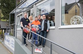 Feuerwehr Lennestadt: FW-OE: Aubec CarParts spendet 20 Auto-Sitzerhöhungen für die Jugendfeuerwehr Lennestadt