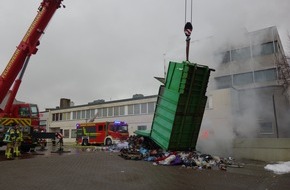 Feuerwehr Bremerhaven: FW Bremerhaven: Restmüllcontainer im Bereich der Laderampe Warenhaus Karstadt