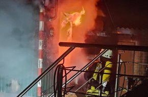 Freiwillige Feuerwehr Samtgemeinde Fredenbeck: FFW Fredenbeck: Umgebauter Bauwagen brennt komplett aus / Ausbreitung auf Wohngebäude verhindert
