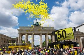 Amnesty International: 50 Jahre Amnesty International am Brandenburger Tor: Prominente Unterstützer sammeln Unterschriften für Inhaftierte (mit Bild)
