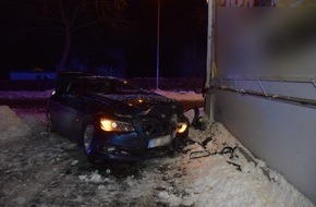 Kreispolizeibehörde Herford: POL-HF: Glätteunfall - Auto gegen Hauswand geprallt