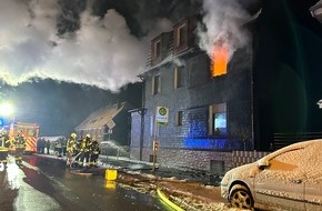 Feuerwehr Sprockhövel: FW-EN: Wohnungsbrand mit mehreren Verletzten - Feuerwehr rettet 10 Personen (Erstmeldung)