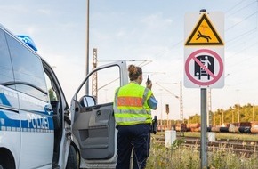 Bundespolizeidirektion München: Bundespolizeidirektion München: Mit dem Tretroller über die Gleise / Bahnverkehr vorrübergehend lahmgelegt