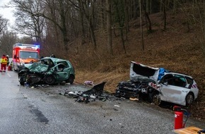 Kreisfeuerwehrverband Plön: FW-PLÖ: Ein Mann stirbt auf der B 430 nach einem Verkehrsunfall. Zwei weitere Personen, darunter ein sechsjähriges Kind werden lebensgefährlich verletzt.
