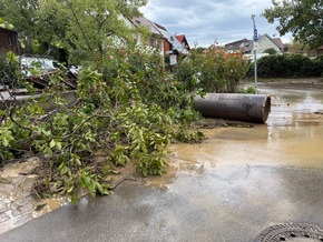 FW &Uuml;berlingen: Heftiges Unwetter fordert Feuerwehr und f&uuml;hrt zu 72 Eins&auml;tzen innerhalb kurzer Zeit / umgest&uuml;rzte B&auml;ume / vollgelaufene Keller / blockierte Fahrbahnen / abgedeckte H&auml;user
