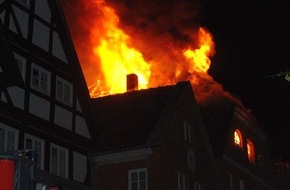 Polizeiinspektion Nienburg / Schaumburg: POL-NI: Dachstuhlbrand in Nienburger Altstadt -Bilder im Download-