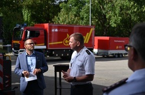 Feuerwehren im Landkreis Esslingen: FW LK Esslingen: Landkreis Esslingen stärkt Bevölkerungsschutz - Übergabe neuer Einsatzfahrzeuge in Wendlingen