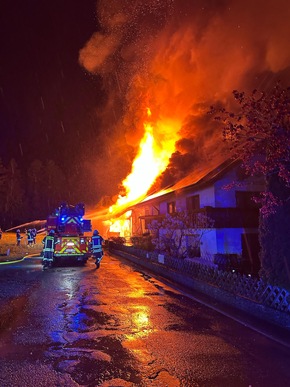 KFV-CW: Brand nach Blitzschlag zerstört Wohnhaus und Stallungen / 6 Pferde vor Flammen gerettet/Wasserversorgung zusammengebrochen