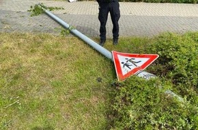 Polizei Wolfsburg: POL-WOB: Laterne umgefahren - Verursacher flüchtet