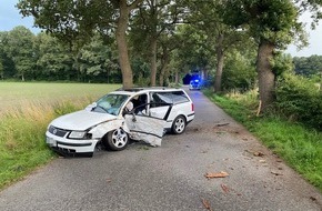 Polizei Coesfeld: POL-COE: Coesfeld, Sirksfeld/Auto prallt gegen Baum