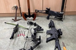 Polizeipräsidium Nordhessen - Kassel: POL-KS: Durchsuchung im Rauschgiftverfahren: OE City findet über ein Kilo Drogen, Armbrüste und Waffen: Tatverdächtiger in U-Haft