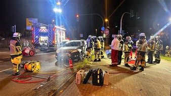 Feuerwehr Essen: FW-E: Schwerer Verkehrsunfall mit einer eingeschlossenen Person - technische Rettung notwendig