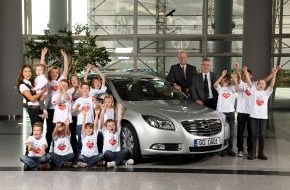 Opel Automobile GmbH: Ein Herz für Kinder: Opel versteigert Insignia-Erstausgabe