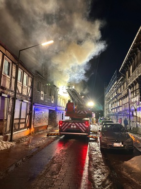 FW Helmstedt: Geb&auml;udebrand mit Menschenrettung