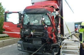 Polizeipräsidium Mittelhessen - Pressestelle Wetterau: POL-WE: A5: Aufgefahren und eingeklemmt - LKW-Unfall bei Ober-Mörlen