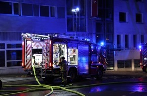 Feuerwehr Essen: FW-E: Mehrere Mülltonnenbrände in den frühen Morgenstunden im Essener Norden- Brand in Hofeinfahrt droht auf Wohnungen überzugreifen
